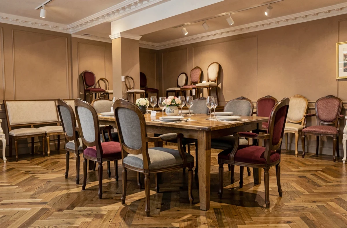 Showroom de la Société de Chaises Clerc avec chaises et mobilier de salle à manger traditionnels